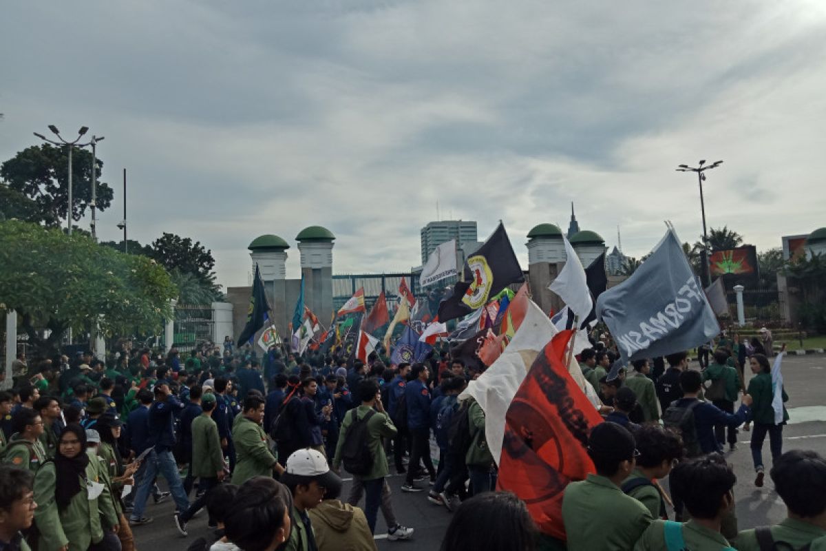 Jalan Gatot Subroto depan DPR ditutup imbas demo mahasiswa - ANTARA News